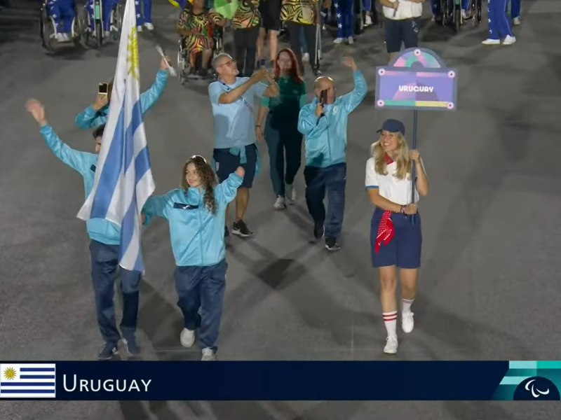 Henry Borges y Hanna Arias desfilan en París 2024. Foto: Captura de imagen Claro Sports.