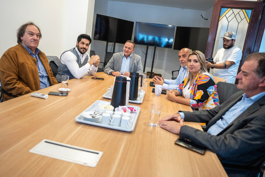Eduardo Lust, Andrés Ojeda, Álvaro Delgado, Pablo Mieres, Valeria Ripoll y Guido Manini Rios durante la reunion de la Coalición Republicana en la sede de Alvaro Delgado en Montevideo. Foto: Mauricio Zina / adhocFOTOS