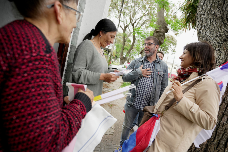 Blanca Rodríguez y Fernando Pereira durante la jornada "Puerta a puerta por la victoria" en el Barrio Ituzaingó en Montevideo. Foto: Javier Calvelo / adhocFOTOS
