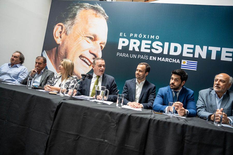 Eduardo Lust, Guido Manini Rios, Valeria Ripoll, Alvaro Delgado, Agustin Iturralde, Andres Ojeda y Pablo Mieres durante la presentación y firma del "Compromiso País" de la Coalición Republicana en la comando de campaña de Álvaro Delgado en Montevideo. Foto: Mauricio Zina / adhocFOTOS