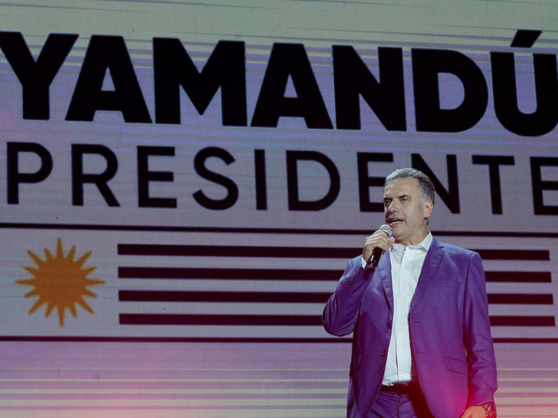 Yamandú Orsi tras conocer los resultados del balotaje, en el Hotel NH en Montevideo. Foto: Javier Calvelo / adhocFOTOS