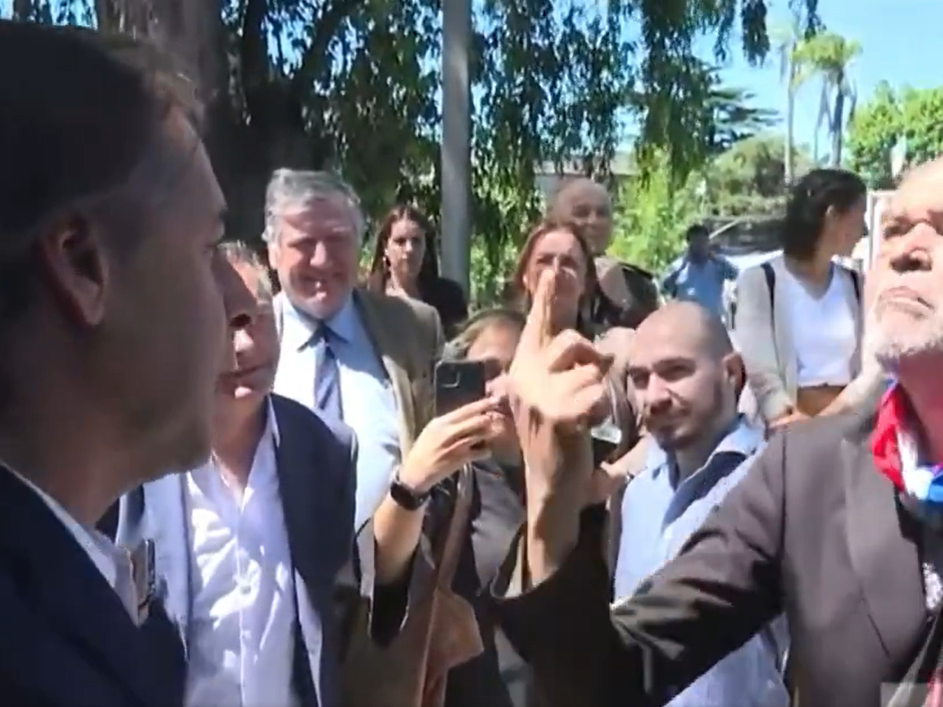 Lacalle Pou dialoga con vecino de Maroñas. Captura: Twitter de Leo Sarro.