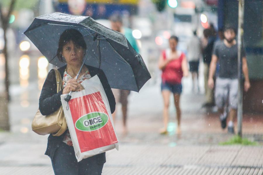 Lluvia en Plaza Cagancha. Foto: Santiago Mazzarovich/adhocFotos