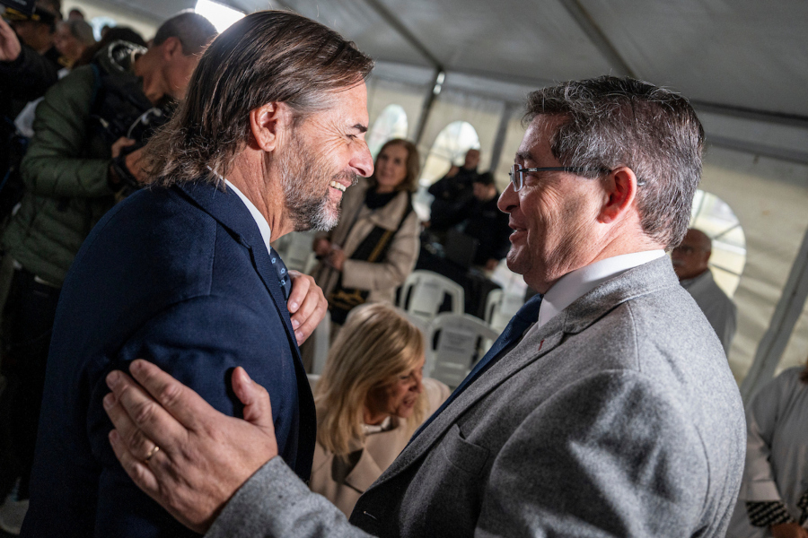 Luis Lacalle Pou y Leonardo Cipriani durante la inauguración del acelerador lineal del Hospital de la Mujer del Pereira Rossell en Montevideo. Foto: Mauricio Zina / adhocFOTOS