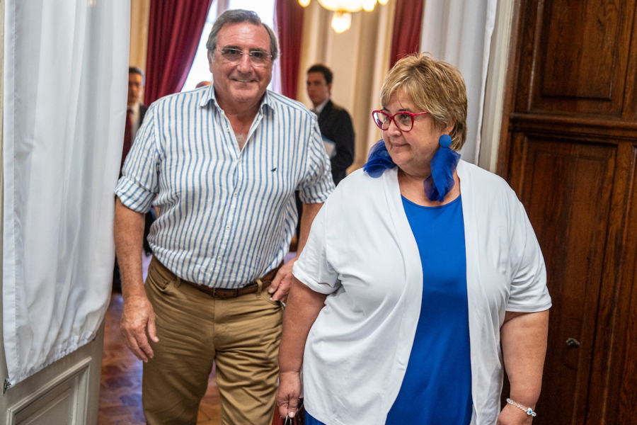 Sandra Lazo y Armando Castaingdebat tras la reunión de transición en el Ministerio de Defensa en Montevideo. Foto: Mauricio Zina / adhocFOTOS