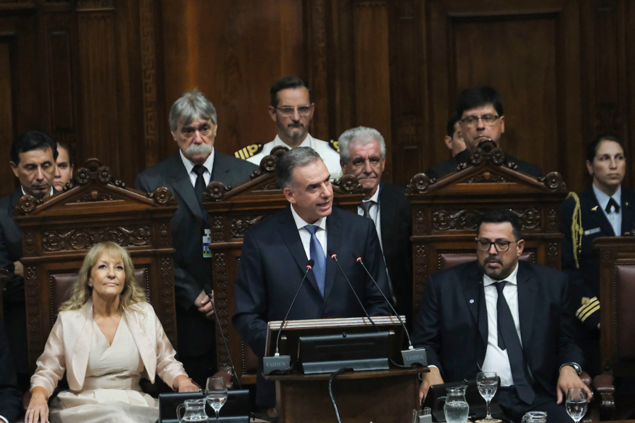 Yamandú Orsi y Carolina Cosse durante la ceremonia de asunción ante la Asamblea General en el Palacio Legislativo en Montevideo. Foto: Pablo Vignali / adhocFOTOS