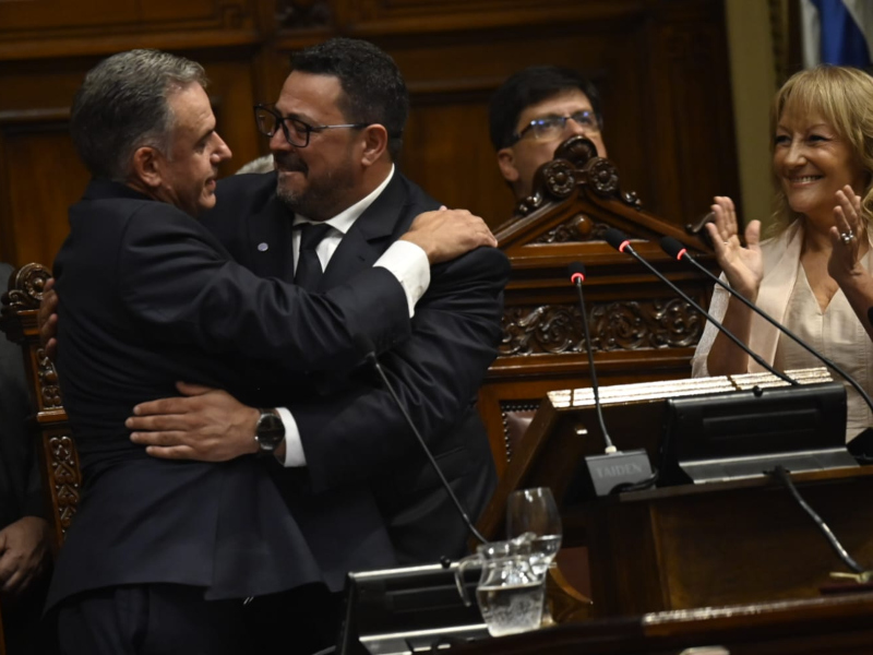 Yamandú Orsi y Carolina Cosse durante la ceremonia de asunción ante la Asamblea General en el Palacio Legislativo en Montevideo. Foto: Pablo Vignali / adhocFOTOS