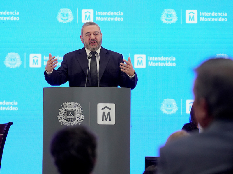 Durante la ceremonia de asunción del intendente electo de Montevideo, Mario Bergara, en el atrio de la Intendencia de Montevideo. Foto: Javier Calvelo / adhocFOTOS