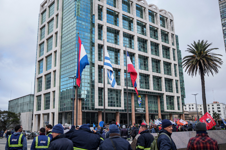 Paro y movilización de COFE desde Torre Ejecutiva al Ministerio de Economía y Finanzas en Montevideo. Foto: Mauricio Zina / adhocFOTOS