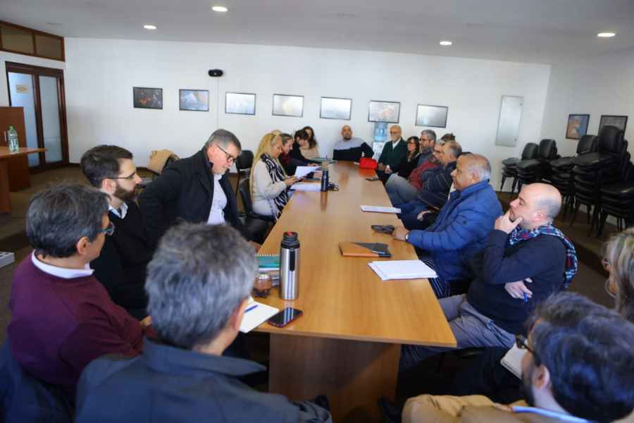 Negociadores del Poder Ejecutivo y los trabajadores de la administración central y servicios descentralizados. Foto: Prensa COFE.