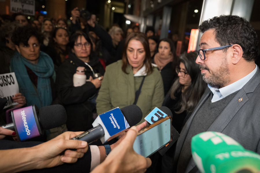 Alejandro Sánchez durante la concentración autoconvocada contra la violencia vicaria, tras el asesinato de los niños Francisco y Alfonsina. La movilización se realizó en Torre Ejecutiva. Foto: Santiago Mazzarovich / adhocFOTOS