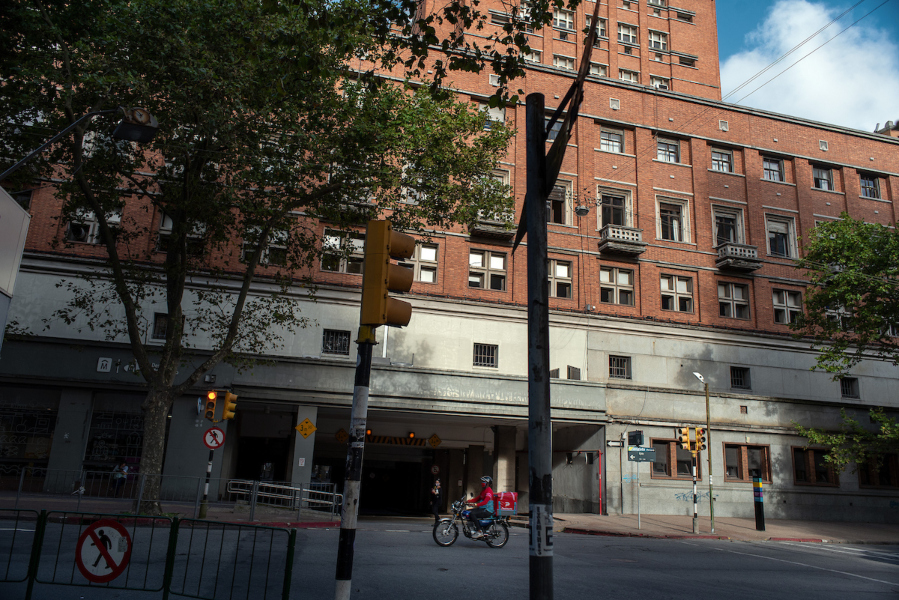 Intendencia de Montevideo., vista de la calle Ejido. Foto: Ricardo Antúnez, adhocaFOTOS