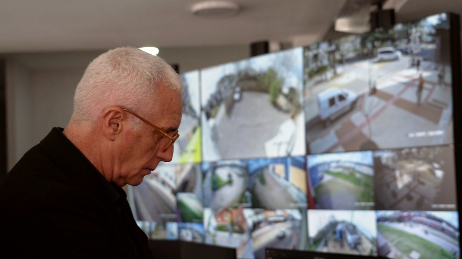 Carlos Negro en el Centro de Monitoreo Canario. Foto: Ministerio del Interior.