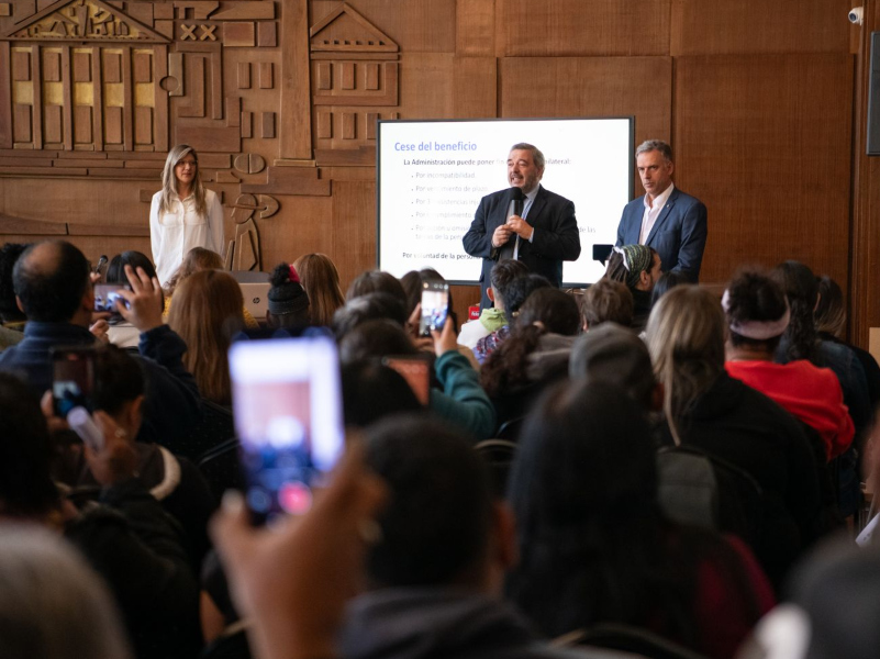 Mario Bergara y Yamandú Orsi en presentación del curso de capacitación para beneficiarios del programa Uruguay Impulsa. Foto: Presidencia.