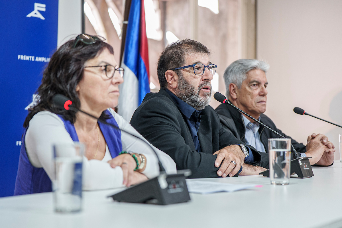 Fernando Pereira y Luis Puig durante la conferencia de prensa en la Huella de Seregni en Montevideo. Foto: Mauricio Zina / adhocFOTOS