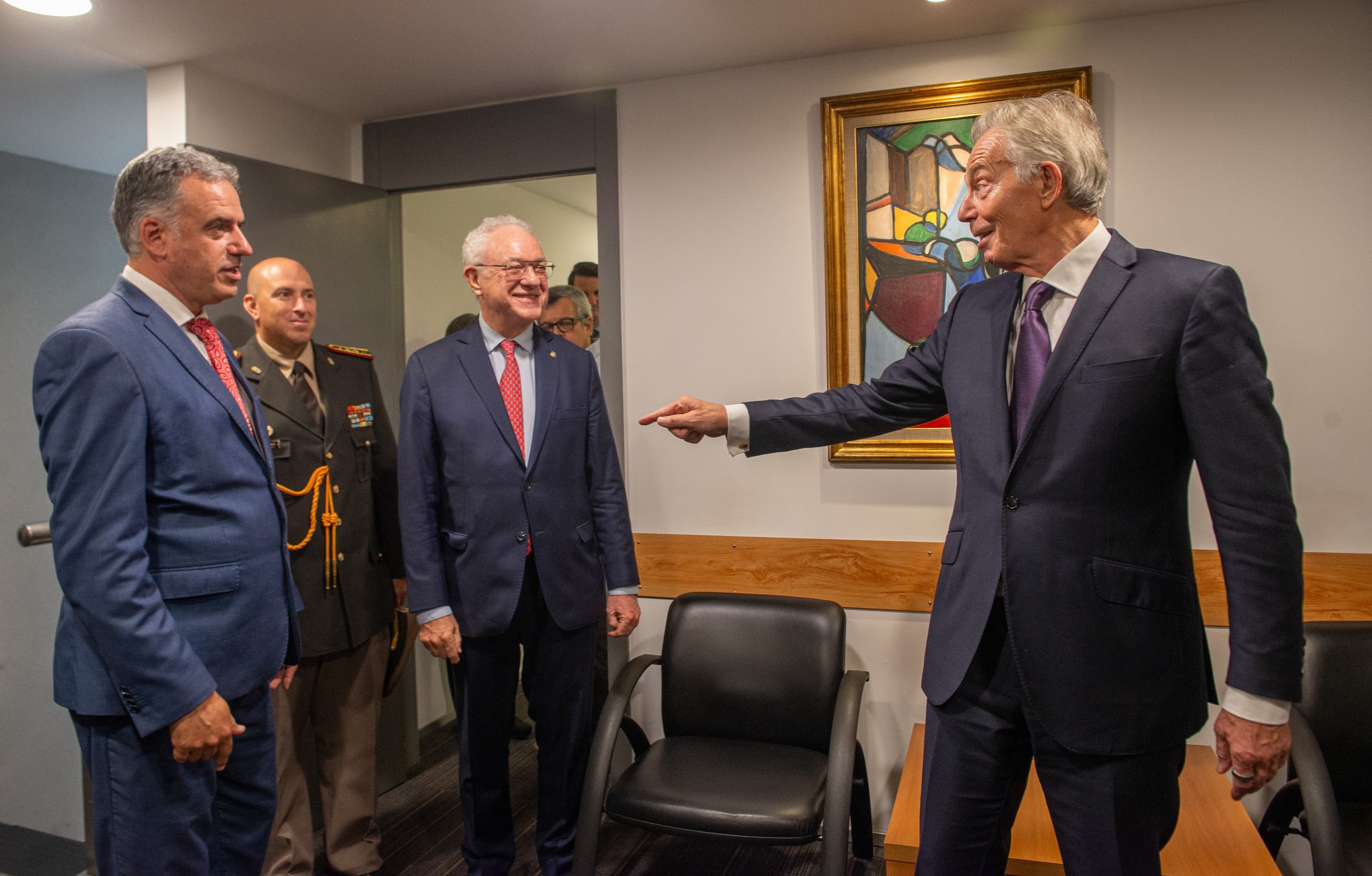 El presidente Yamandú Orsi, junto al canciller Mario Lubetkin y el ex primer minsitro británico, Tony Blair, en Torre Ejecutiva. Foto: Presidencia de la República