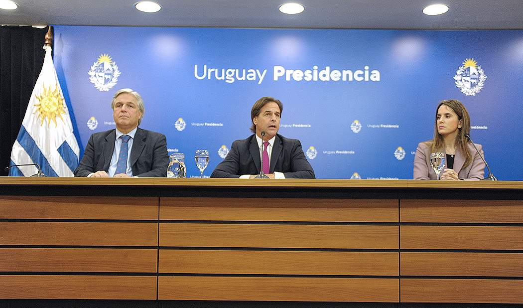 El excanciller Francisco Bustillo; el expresidente de la República Luis Lacalle Pou; y la exsubsecretaria de Relaciones Exteriores, Carolina Ache, el 13 de julio de 2022. Foto: Presidencia de la República