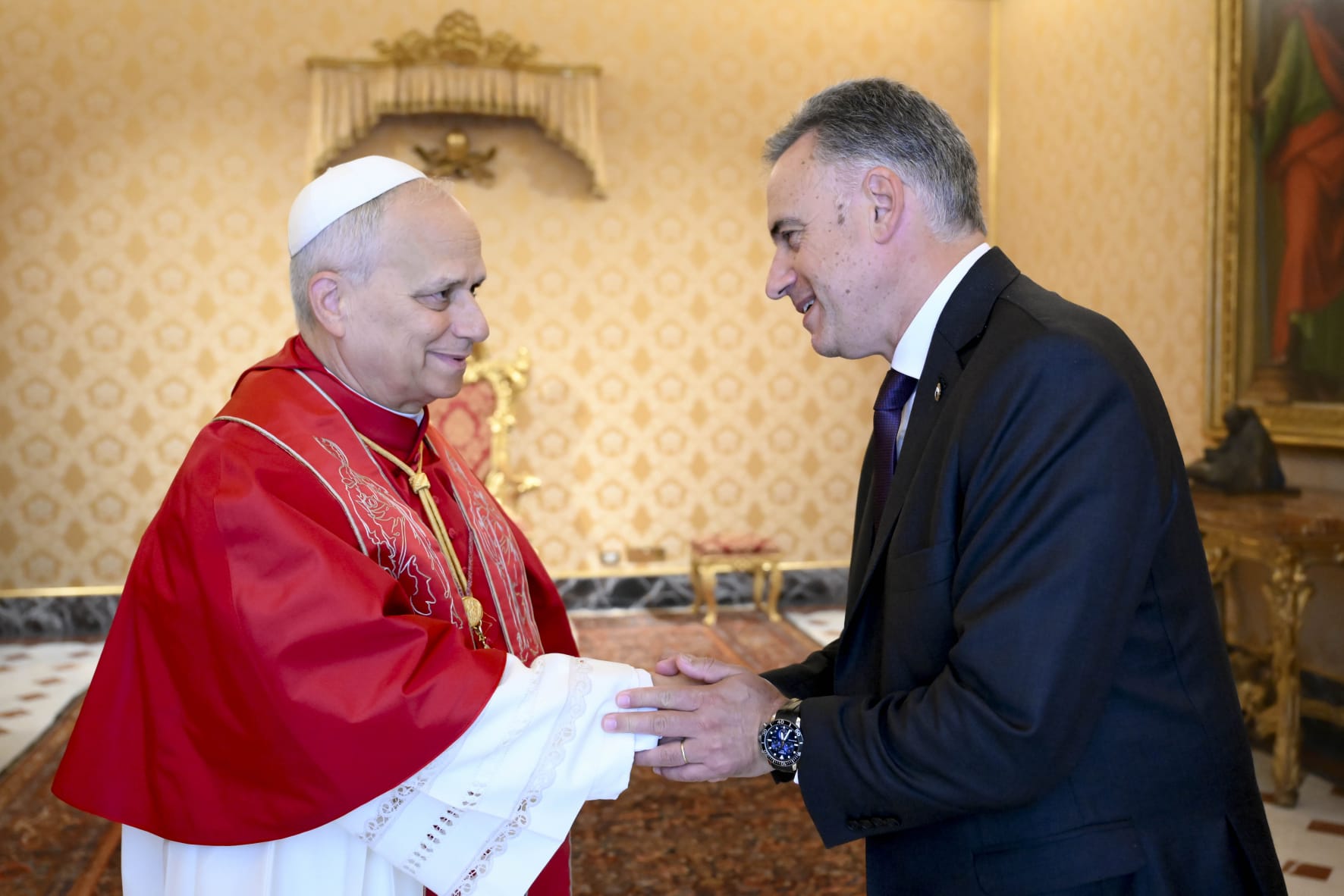 El presidente de la República, Yamandú Orsi, junto al papa León XIV. Foto: Presidencia de la República.
