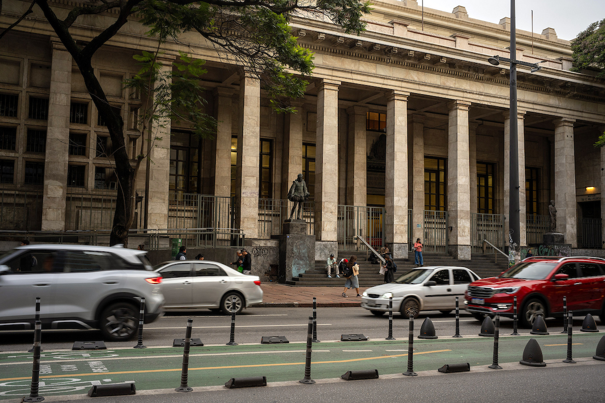 Frente de la Biblioteca Nacional sobre la Av. 18 de julio. Foto: Ricardo Antúnez / adhocFOTOS