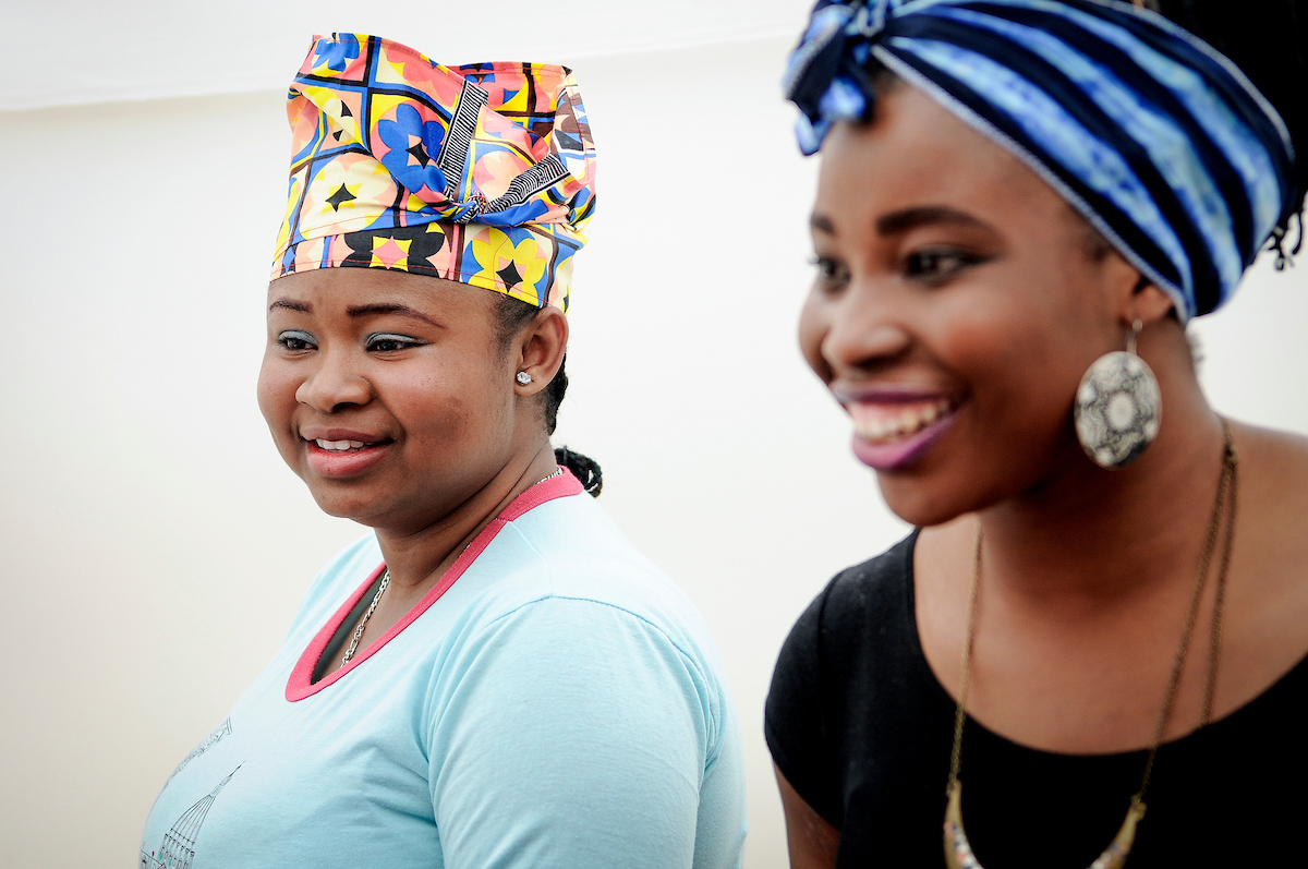 Puesto de comida de Kenia en la 8ª Fiesta de las Migraciones en el Espacio Muralla Abierta del Museo de las Migraciones. Foto: Javier Calvelo/ adhocFOTOS