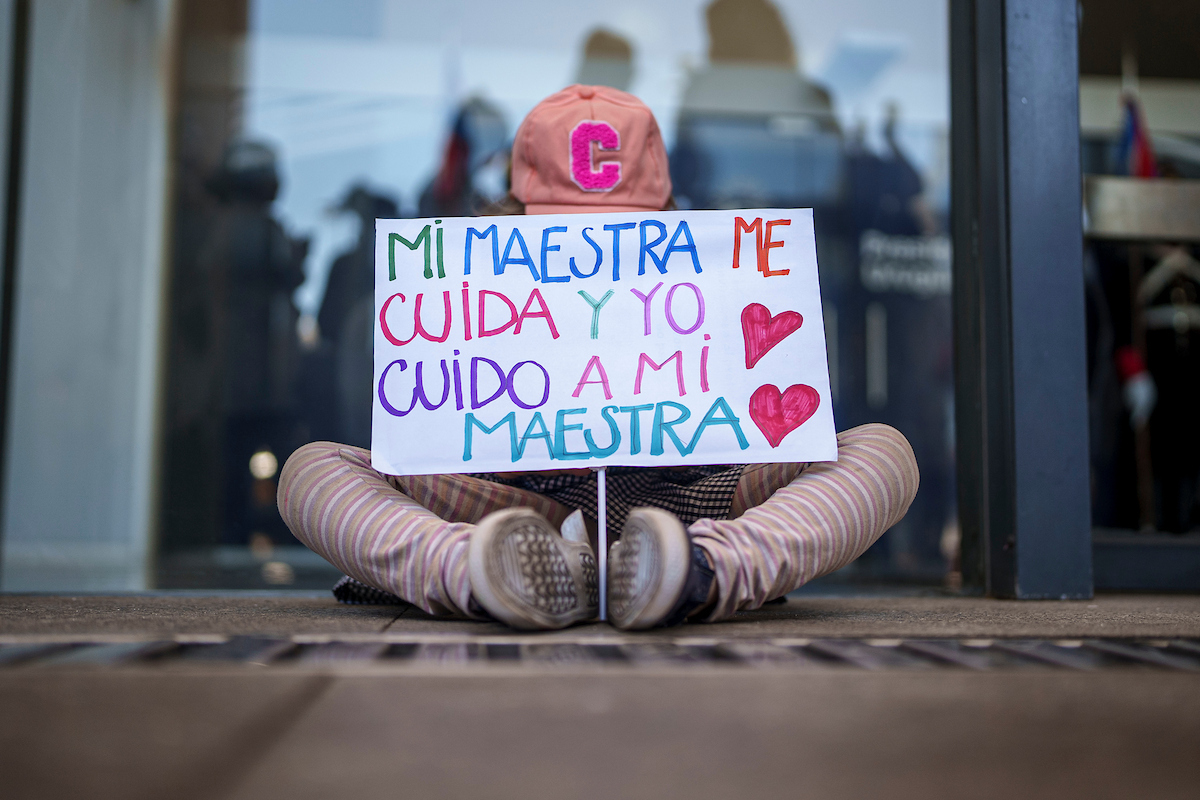 Paro y manifestación de ADEMU y ADES frente a la Torre Ejecutiva en reclamo por los hechos de violencia en las escuelas. Foto: Mauricio Zina / adhocFOTOS