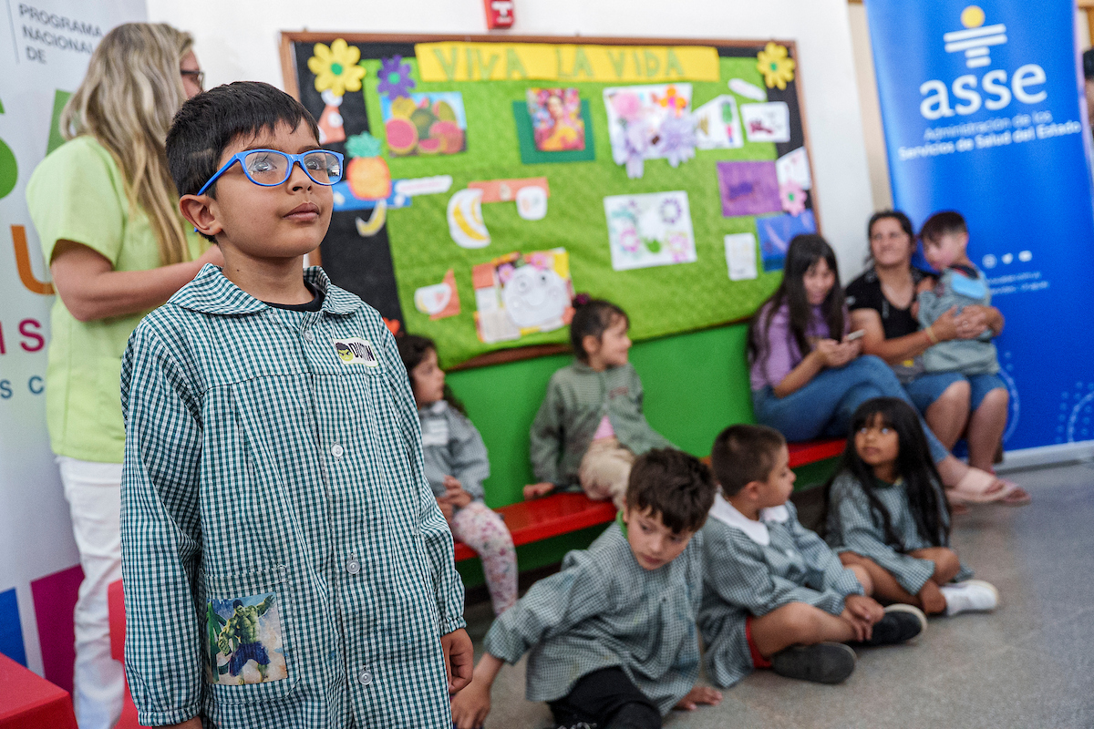 Primera entrega de lentes a escolares de 5 años, en el marco del Plan de Salud Visual Escolar de ASSE, en el Jardín Nº 377 del barrio Casavalle en Montevideo. Foto: Mauricio Zina / adhocFOTOS