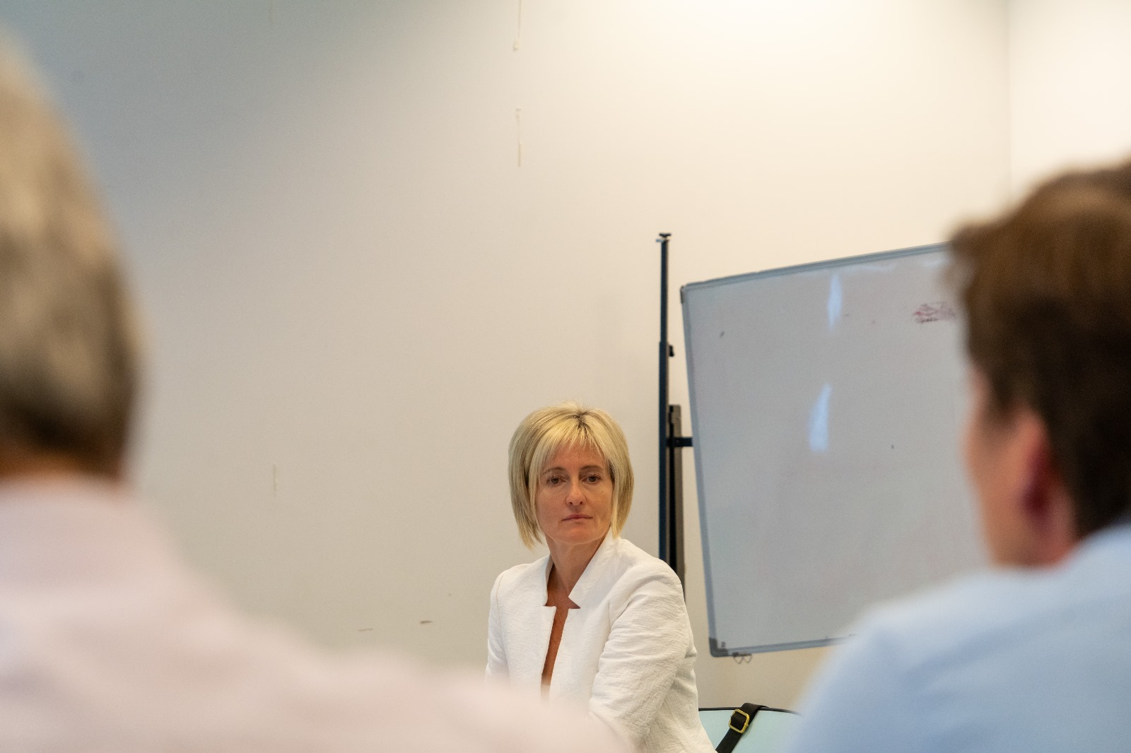 Subsecretaria del Interior -y actualmente ministra interina-, Gabriela Valverde, durante uno de los encuentros por seguridad. Foto: Ministerio del Interior.