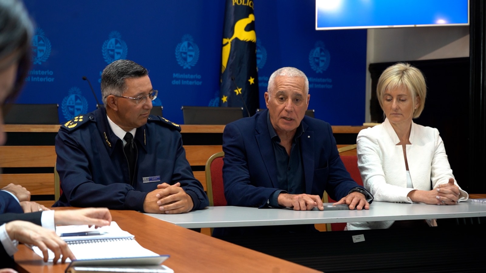 Comisario General (R), José Azambuya; ministro del Interior, Carlos Negro; y subsecretaria de Interior, Gabriela Valverde. Foto: Ministerio del Interior