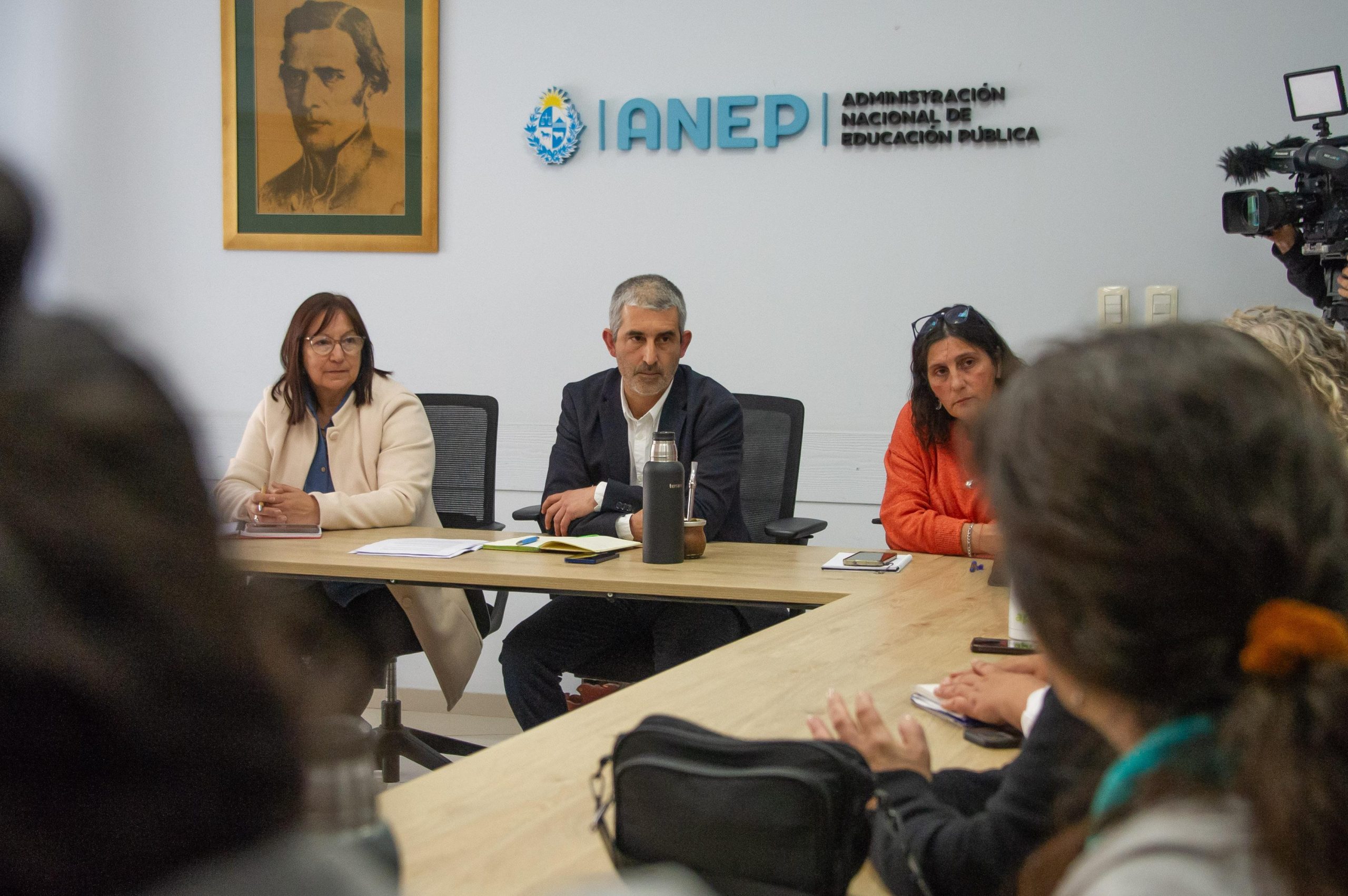 Autoridades de ANEP y Ministerio del Interior se reunieron con sindicato de maestros. Foto: Presidencia de la República.
